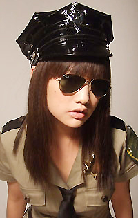 组图:杨丞琳着监狱女警装 上演制服诱惑